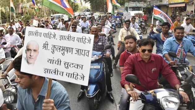 MNS party members held a bike rally from Prabhadevi to Mahim and protested against Pakistan and demanded the release of Kulbhushan Jadhav in Mumbai. (Anshuman Poyrekar/Hindustan Times) MNS party members held a bike rally from Prabhadevi to Mahim and protested against Pakistan and demanded the release of Kulbhushan Jadhav in Mumbai. (Anshuman Poyrekar/Hindustan Times)