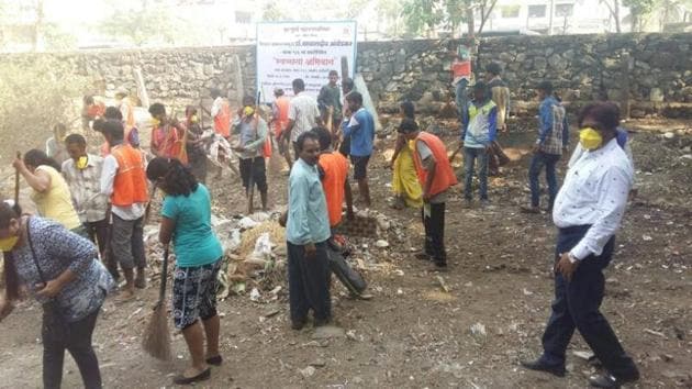 The four-hour clean-up drive was conducted by NGOs Aarey Conservation Group, River March and Go Green Foundation.(HT PHOTO) The four-hour clean-up drive was conducted by NGOs Aarey Conservation Group, River March and Go Green Foundation.(HT PHOTO)