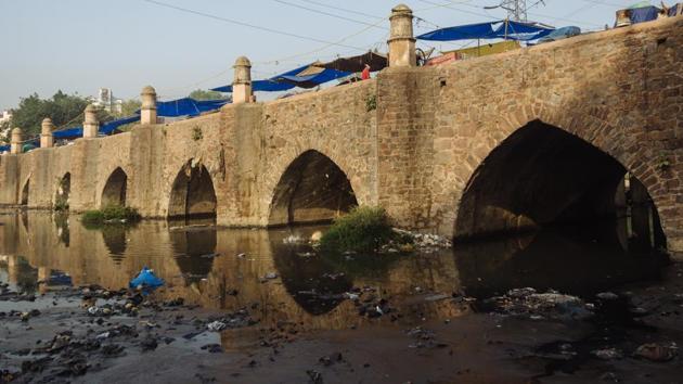 Barapullah, a causeway from the times of the early Mughal empire, is located near Nizamuddin Railway Station. Despite having a flyover corridor named after itself, today it supports a make shift market on top of itself while a sewer flows under it. (Vageesh Lall/HT Photo)