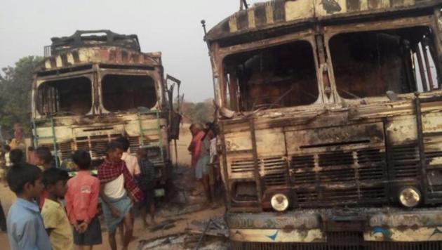 Two of the five trucks set on fire by suspected Maoists in Bihar’s Lakhisarai district.(HT photo)