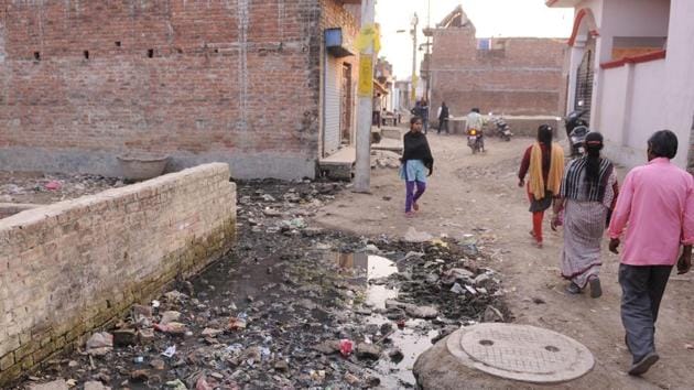 Residents of Faizullah Ganj complain of government apathy.(Deepak Gupta/ HT Photo)