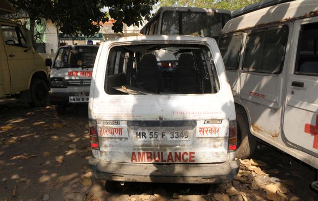 The incident on Thursday has raised serious questions on the efficacy of ambulance services in the city. (Parveen Kumar/HT) The incident on Thursday has raised serious questions on the efficacy of ambulance services in the city. (Parveen Kumar/HT)