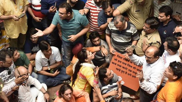 Dressed in saffron and holding placards, the homebuyers marched into the SSP’s office, demanding that the police lodge an FIR against Jaypee builders’ group.(Virendra Singh Gosain/HT PHOTO)