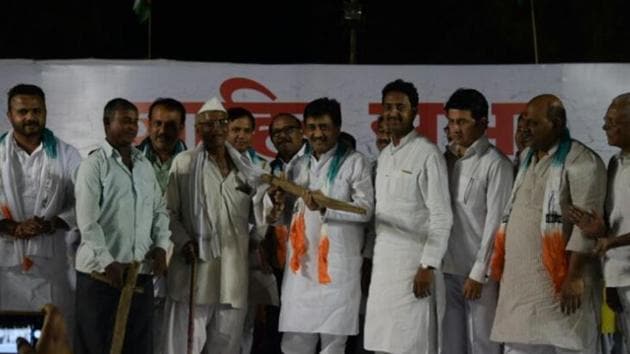 Congress’ Mumbai unit chief Ashok Chavan (centre) with farmers at a rally in Dhule in Maharashtra on Saturday.(HT)