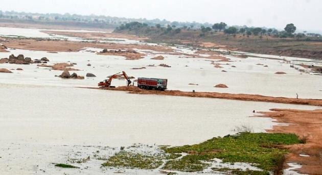 Sand mining underway in Bundelkhand.(HT photo)