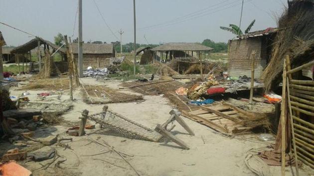 Houses were ransacked at Mahadalit tola of Bhelaipur village in Muzaffarpur after the lynching of a motorcyclist on Saturday.(HT photo)