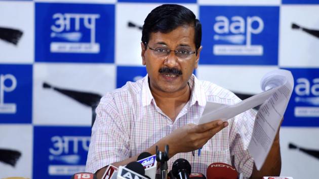 Delhi CM Arvind Kejriwal address the media after cancelled allotment of office space to the Aam Aadmi Party on DDU Marg near ITO in New Delhi.(Arun Sharma/ Hindustan Times)