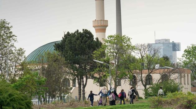 Muslim women with children walk towards a mosque at the Islam Centre of Vienna on April 14.(AFP Photo) Muslim women with children walk towards a mosque at the Islam Centre of Vienna on April 14.(AFP Photo)