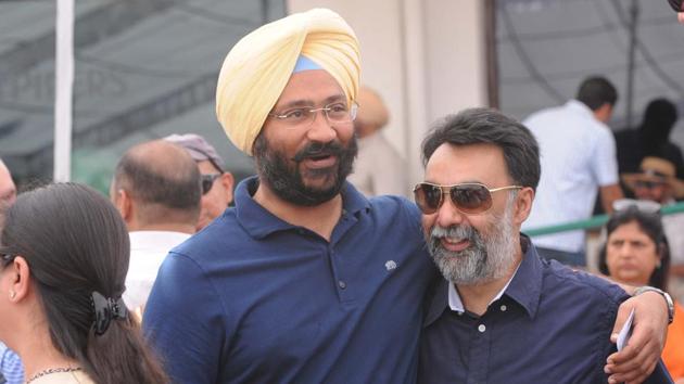 Former Punjab finance minister Parminder Singh Dhindsa (L) and writer Khuswant Singh. (Keshav Singh//HT)