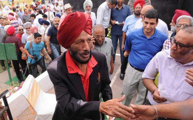 Milkha Singh shaking hands with Chandigarh Golf Club members. (Keshav Singh//HT)