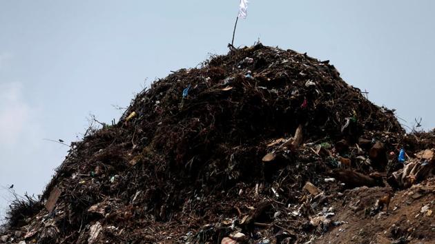 A white flag is seen on top of the garbage dump during a rescue mission. (Dinuka Liyanawatte / REUTERS)