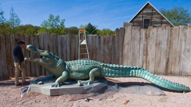 An employee works on a sculpture of an alligator at the PAL theme and animal park in Saint-Pourcain-sur-Besbre . (Thierry ZOCCOLAN / AFP)