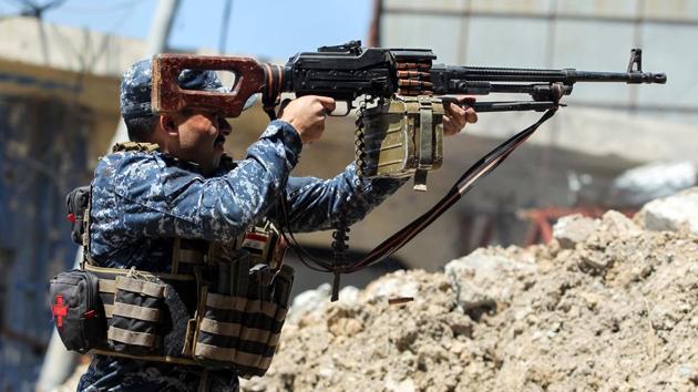 A member of the Iraqi forces shoots suppressive fire while taking cover behind a barrier made of debris in the old city of Mosul during the offensive to recapture the city from Islamic State (IS) group fighters, on April 16, 2017. (AFP Photo) A member of the Iraqi forces shoots suppressive fire while taking cover behind a barrier made of debris in the old city of Mosul during the offensive to recapture the city from Islamic State (IS) group fighters, on April 16, 2017. (AFP Photo)