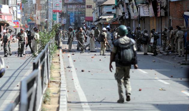 In less than a week, the Ranchi police was deployed to break up a clash on the city’s MG Road after a rickshaw driver concocted a story of being asked to chant religious slogans and being beaten up for refusing.(Parwaz Khan/ Hindustan Times)