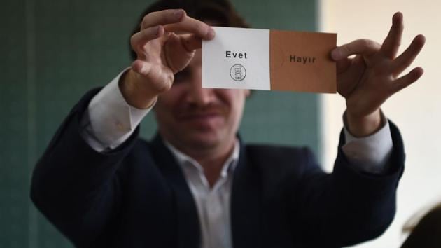 An electoral official shows a "Yes" vote as they count ballot boxes after the polls closed during the referendum on expanding the powers of the president on April 16, 2017 in Istanbul. (AFP Photo) An electoral official shows a "Yes" vote as they count ballot boxes after the polls closed during the referendum on expanding the powers of the president on April 16, 2017 in Istanbul. (AFP Photo)
