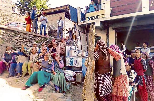 Women protesting against a liquor vend in Kotkhai on Monday.(HT Photo)