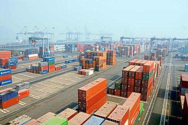 The government awarded 49 port projects with an investment of Rs 8,341 crore in the previous fiscal, which will result in capacity addition of 104 MT.(Livemint)