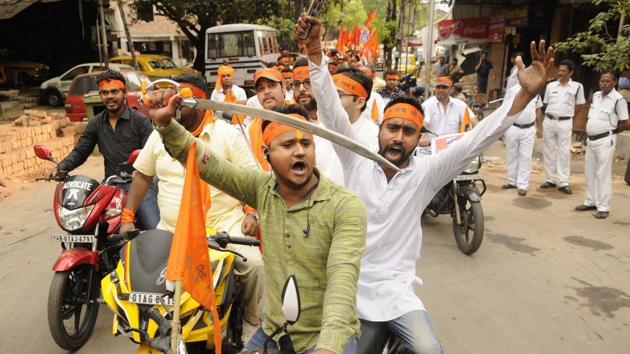 This Ram Navami procession with swords in Bhawanipore, the Assembly constituency of chief minister Mamata Banerjee, has come to represent the face of Hindutva championed by BJP as it prepares to challenge Bengal’s ruling party in the run-up to the 2019 Lok Sabha polls.(HT Photo)