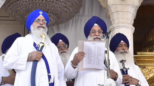 Akal Takht jathedar Giani Gurbachan Singh making the Sangat aware of the decision taken by five Sikh high priest during the meeting at Akal Takth Sahib, Amritsar on Monday.(Gurpreet Singh/HT Photo)