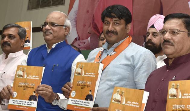 Delhi BJP president Manoj Tiwari with other party leaders releasing 'Sankalp Patra ', the party’s manifesto for MCD election on Sunday.(Arvind Yadav/HT Photo)