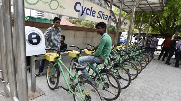 A public bicycle sharing facility outside Barakhamba Metro Station, in New Delhi.(Burhaan Kinu/HT Photo)