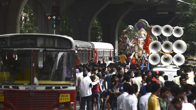 File photo of Ganpati idol, 'Kurla cha Raja' being taken to Kurla from Chinchpokhli workshop in Mumbai. Religious festivals in the city are a noisy affair where sound is often over 100 decibels despite court orders on noise pollution.(HT PHOTO)