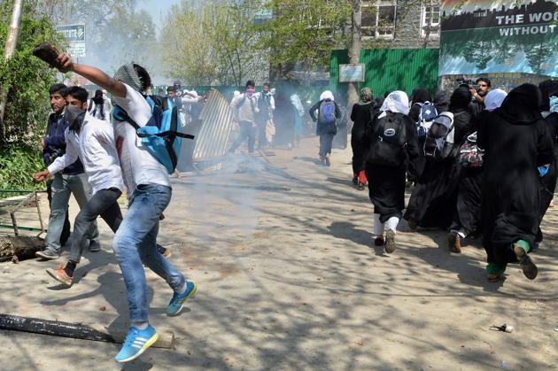 Kashmiri students clash with Indian government forces near a college in central Srinagar's Lal Chowk. (Tauseef Mustafa / AFP)