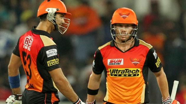 Sunrisers Hyderabad skipper David Warner (right) scored a 54-ball 70 vs Kings XI Punjab on Monday. Live streaming of Sunrisers Hyderabad vs Kings XI Punjab is available online.(PTI)