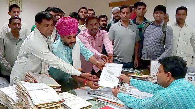 A delegation representing the Jat community hands over a memorandum to divisional commissioner to demand quota in Bharatpur.(HT Photo)