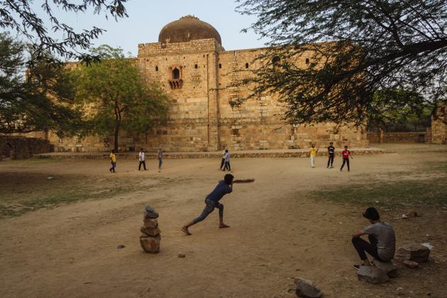 Built in 1528, Jamali Kamali Mosque in the Mehrauli Archaeological Park was built in the memory of the Sufi poet Jamali who lived during the reign of Sikandar Lodi. Delhi has its share of lessor known monuments that have little documented history. Some of them stand in isolation whereas many of them have been overwhelmed by a city bursting at its seams due to population pressures resulting in unauthorized encroachments.