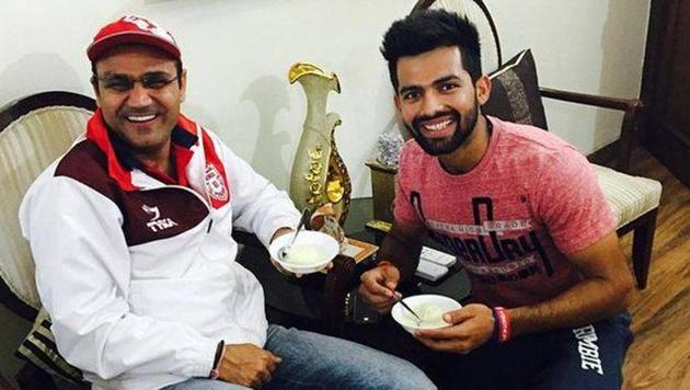 Manan Vohar (R), who scored a superb 95 during Kings XI Punjab’s IPL 2017 match against Sunrisers Hyderabad, had promised Virender Sehwag (L), that he would bat for long. [File photo](Kings XI Punjab/Twitter)