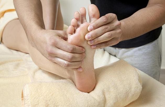 How to Use Acupressure Points for Foot Pain: 10 Steps