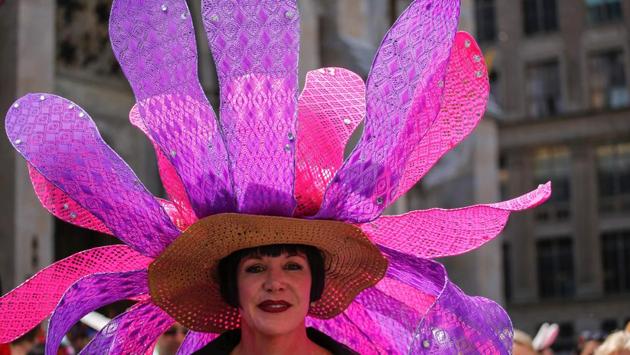 Femme En Costume Lapin Pendant La Parade Du Bonnet De Pâques Photographie  éditorial - Image du défilé, pâques: 274604477