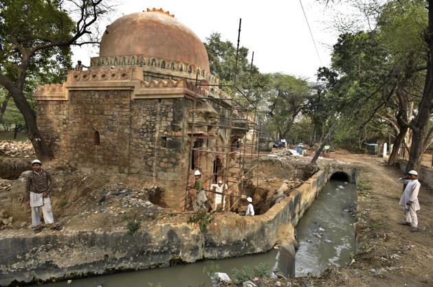A big drain passing through the Mehrauli Archaeological Park poses a potential threat to the foundations of an unnamed early-Mughal era monument. (Raj K Raj/HT PHOTO)