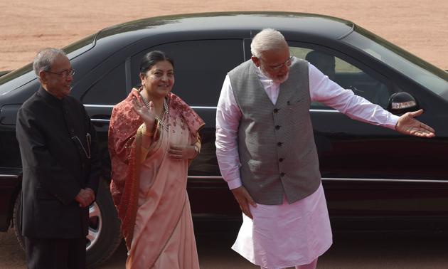 Prime Minister, Narendra Modi (R) with Nepal's President , Bidhya Devi Bhandari during a ceremonial reception at President Palace in New Delhi. (Sonu Mehta/HT PHOTO)