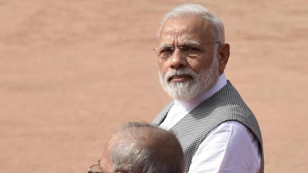 Prime Minister Narendra Modi, and President Pranab Mukherjee wait for the arrival of Nepalese President, Bidya Devi Bhandari at Rashtrapati Bhawan. (Sonu Mehta/HT PHOTO)