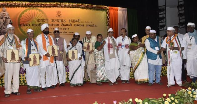 Freedom fighters after being felicitated by the President in Patna.(AP Dube/HT photo)