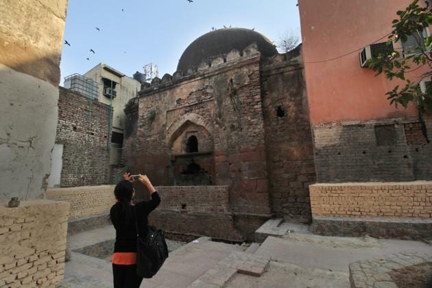 Do Sirhiya Monument in New Delhi is a lessor known Lodhi-era monument located in Nizamuddin Basti completely surrounded by houses. (Sanchit Khanna/Ht photo)
