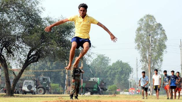 Candidates participating in the physical fitness test during an army recruitment rally at Dholewal in Ludhiana on Tuesday, April 18. (HT Photo)