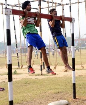 Candidates participating in the physical fitness test during an army recruitment rally at Dholewal in Ludhiana on Tuesday, April 18. (HT Photo)