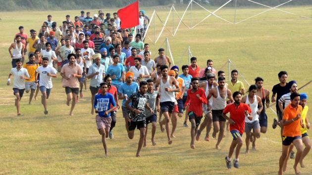 Candidates participating in the physical fitness test during an army recruitment rally at Dholewal in Ludhiana on Tuesday, April 18. (HT Photo)