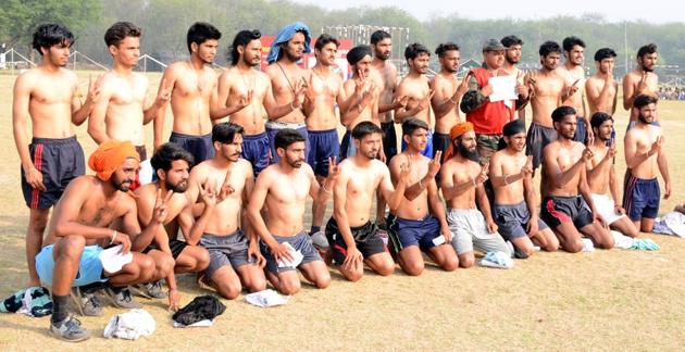 Candidates after the physical fitness test during an army recruitment rally at Dholewal in Ludhiana on Tuesday, April 18. (HT Photo)