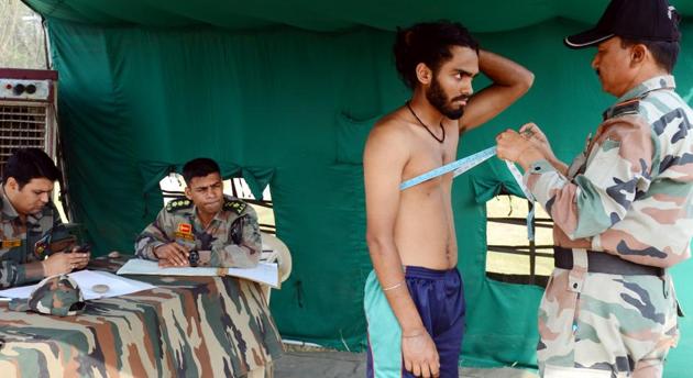 Candidates participating in the physical fitness test during an army recruitment rally at Dholewal in Ludhiana on Tuesday, April 18. (HT Photo)