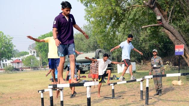Candidates participating in the physical fitness test during an army recruitment rally at Dholewal in Ludhiana on Tuesday, April 18. (HT Photo)