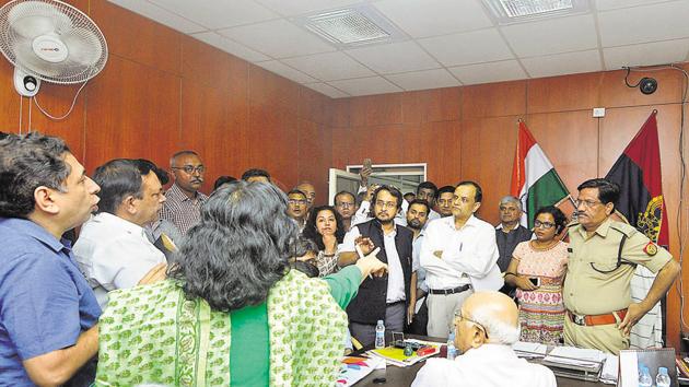 Buyers argue with Jaypee Infratech's CEO Manoj Gaur at the SSP city office, in Noida on Monday.(Sunil Ghosh/HT Photo)
