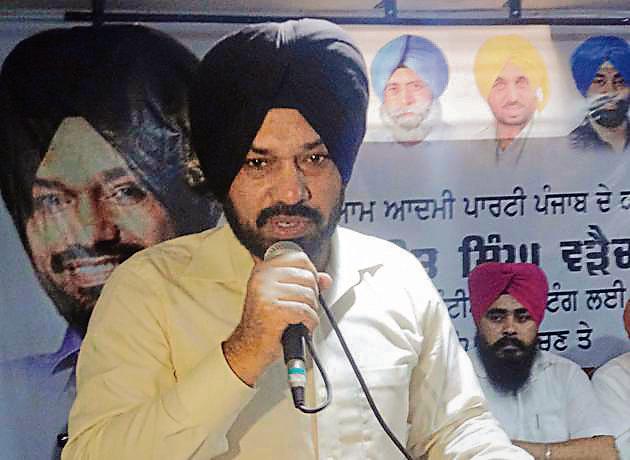 AAP Punjab convener Gurpreet Singh Waraich addressing a meeting of party volunteers at Rupnagar on Tuesday.(HT Photo) AAP Punjab convener Gurpreet Singh Waraich addressing a meeting of party volunteers at Rupnagar on Tuesday.(HT Photo)