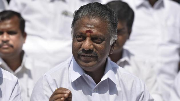 Former CM of Tamil Nadu O Panneerselvam during the press conference in New Delhi. He has stuck to his demand for the ouster of the ruling group’s jailed leader, VK Sasikala, and her influential clan.(Ravi Choudhary/ Hindustan Times) Former CM of Tamil Nadu O Panneerselvam during the press conference in New Delhi. He has stuck to his demand for the ouster of the ruling group’s jailed leader, VK Sasikala, and her influential clan.(Ravi Choudhary/ Hindustan Times)