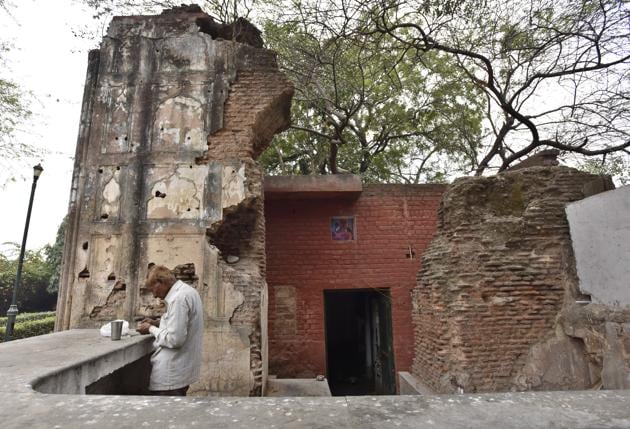 Talkatora Monument inside the Talkatora Gardens has some sections that have broken away with time. (Sanjeev Verma/HT PHOTO)
