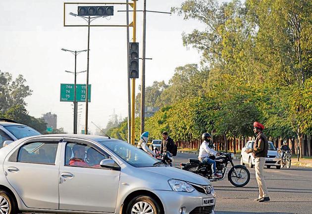 Nine green lights from IISER, Sector 81, to Industrial Area, Phase 7, will be synchronised as part of the project. The stretch is highly accident prone.(HT File Photo) Nine green lights from IISER, Sector 81, to Industrial Area, Phase 7, will be synchronised as part of the project. The stretch is highly accident prone.(HT File Photo)
