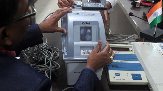 A district administrative officer explains a Voters Verifiable Paper Audit Trail (VVPAT) machine during a press conference in Allahabad on February 6, 2017. (AFP Photo) A district administrative officer explains a Voters Verifiable Paper Audit Trail (VVPAT) machine during a press conference in Allahabad on February 6, 2017. (AFP Photo)